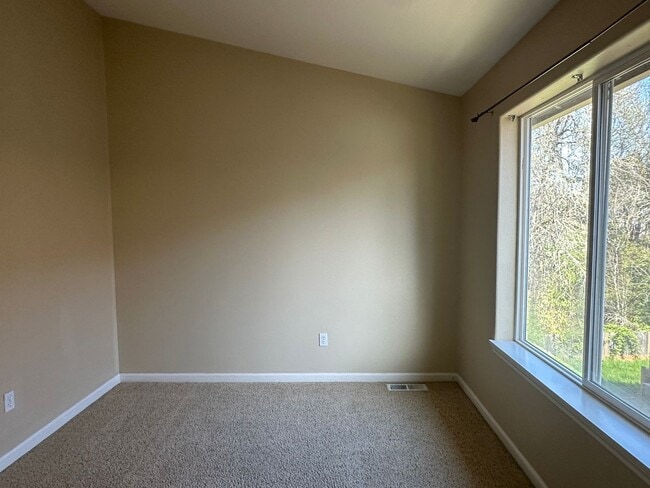 Building Photo - Beautiful 3 Bed + Bonus Room, 2.5 Bath Home!