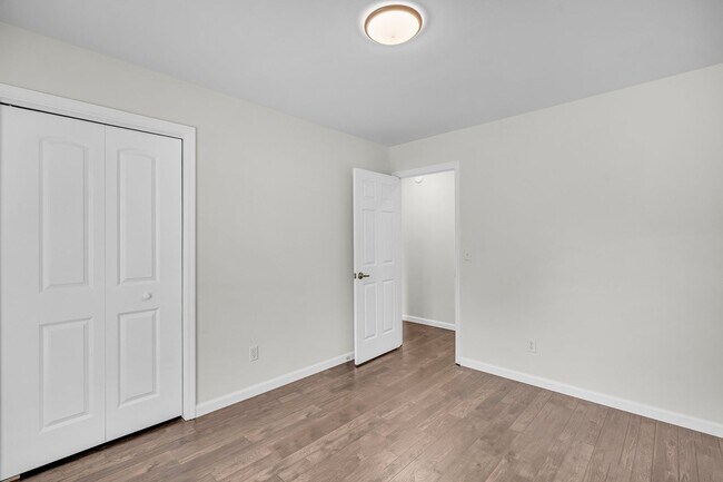 Building Photo - Comfortable Living with Modern Upgrades in Prime Goose Creek Location