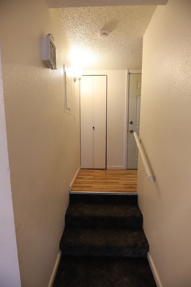 Building Photo - 2 bed 1 Bath townhouse