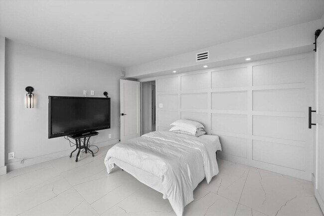 Building Photo - 4300 N Ocean Blvd