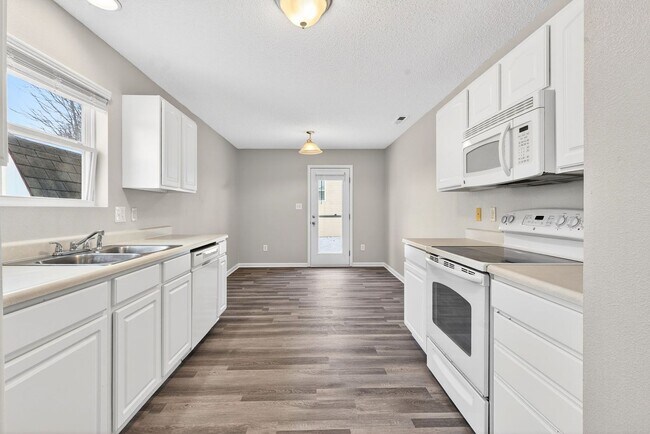 Building Photo - Gorgeous 3 Bed 2 Bath in Quiet Neighborhood!