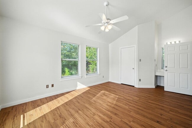 Building Photo - UT PRE-LEASE: 5 bed / 3 bath Remodeled Wes...