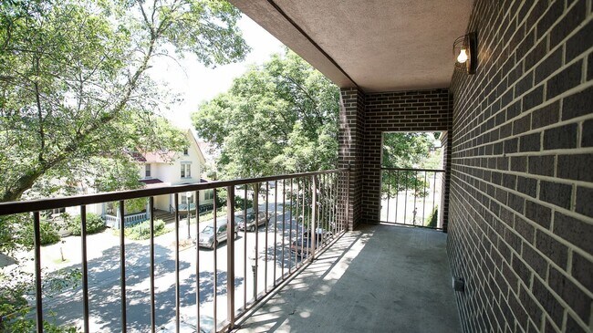 Building Photo - 415 N Henry St