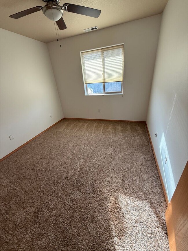 Building Photo - SE 4 Bdrm, 3 bath, New Flooring Throughout, Gas Heat/Fireplace, Double Garage