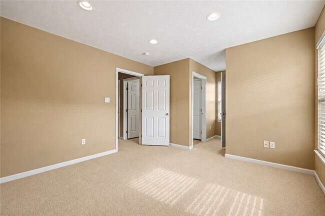 Building Photo - 208 Village Pl