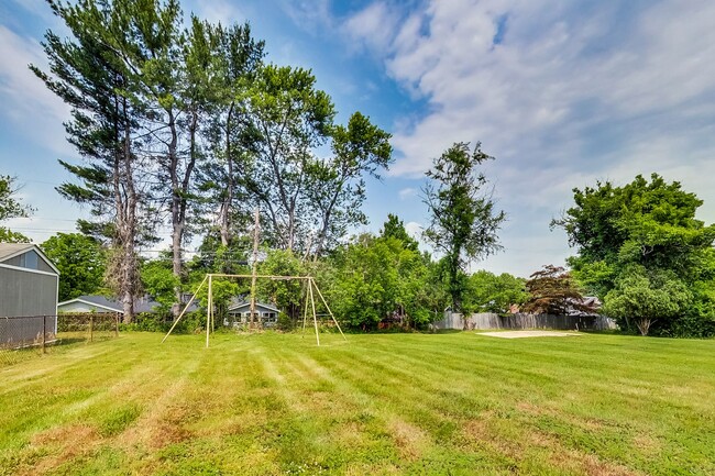 Building Photo - 5 Bed / 3 Bath / deep lot/ 2 driveways and...