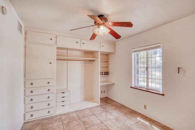 Building Photo - 1304 E Linden St