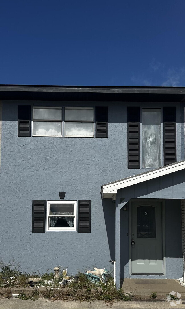 Building Photo - "Coastal Comfort Awaits: Charming 2-Bed Co...