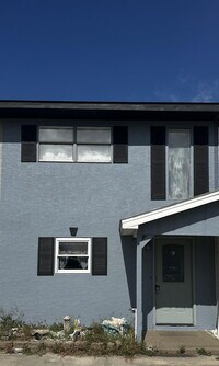 Building Photo - "Coastal Comfort Awaits: Charming 2-Bed Co...