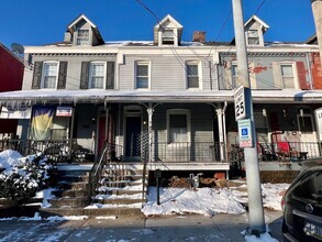 Building Photo - 3 bed 1 bath in the City's NE Corner