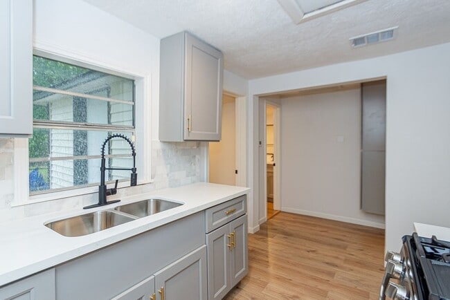 Building Photo - 2425 Fayle St