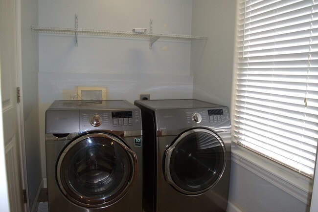 Building Photo - Large 2 Bed 2 Bath House With Lawncare Provided!