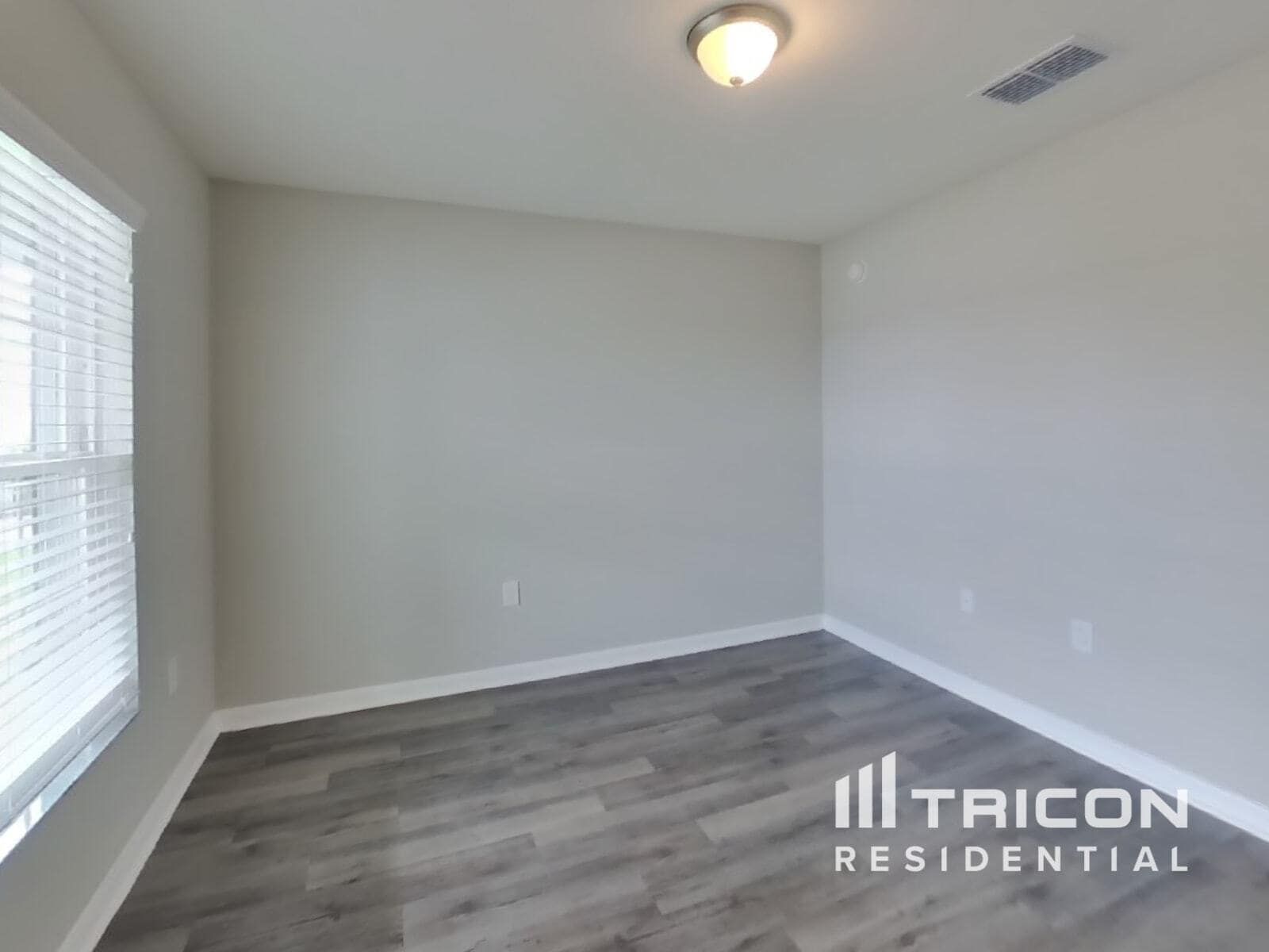 Building Photo - 705 Persian Dr