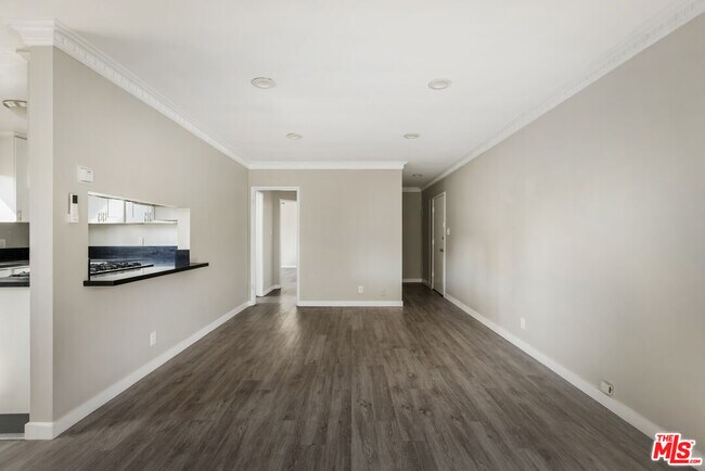 Building Photo - 925 N Curson Ave