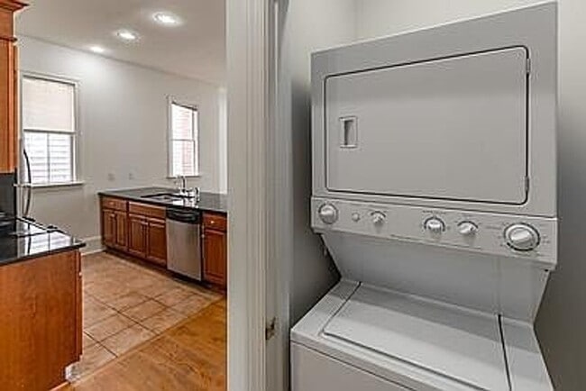 Building Photo - Spacious 3-Bedroom 3-Bath on Cary St.