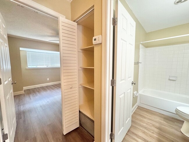 Building Photo - Apartment - Right off Cypress Gardens Blvd!