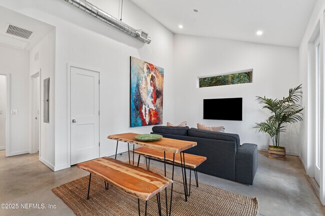 Building Photo - 581 Hazel St