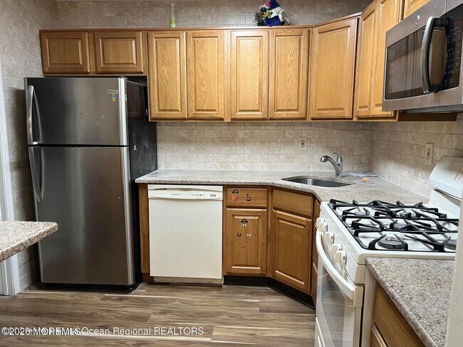 Building Photo - 12-7 Phoenix Ct