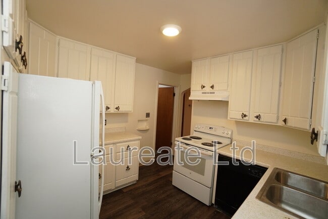 Building Photo - 5998 S Hill St