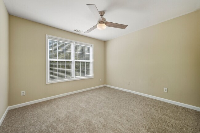 Building Photo - 4750 Ferncrest Pl