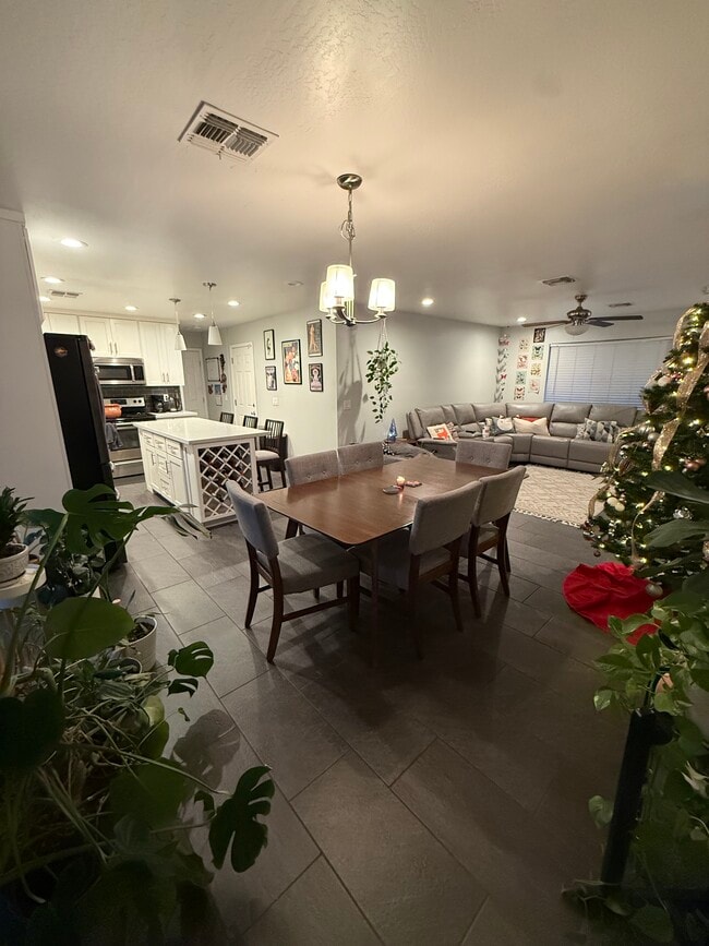 Building Photo - 2517 W Fremont Dr