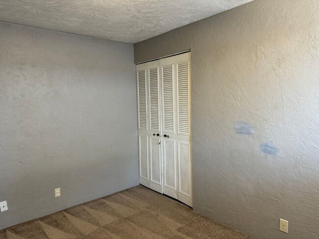 Building Photo - 3 bedroom 1.5 bathroom duplex