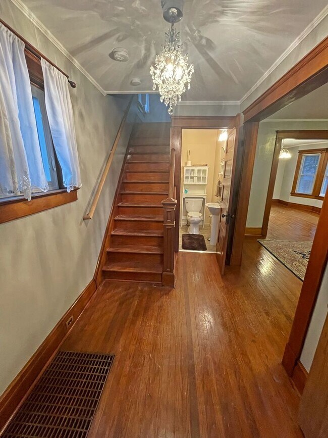 Building Photo - Three Bedroom House on Main St! | Parking, Laundry, and Central Air