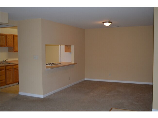 Building Photo - 703 Waters Edge Dr