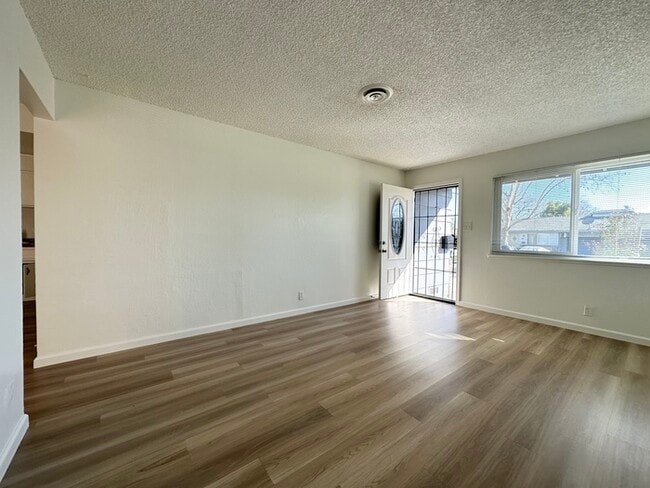Building Photo - Charming 2 bedroom and 1 bath Duplex in Sacramento