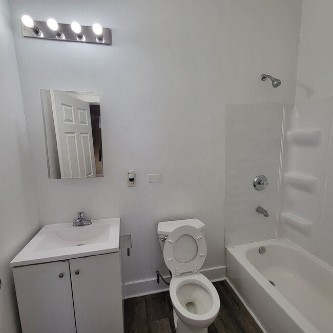 Building Photo - Must See! / 3 Bedrooms 2 Full Baths