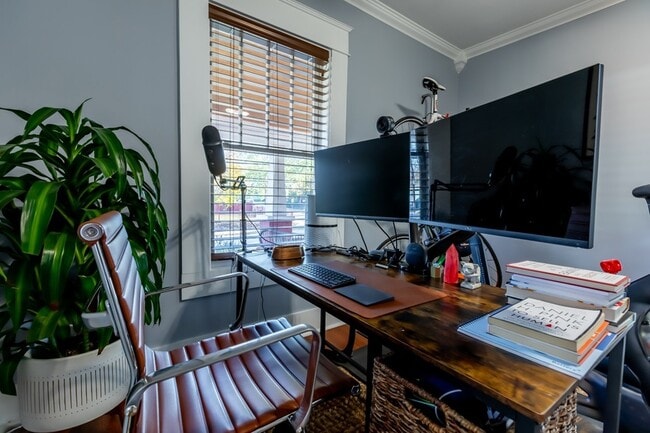 Building Photo - 310 S 7th St