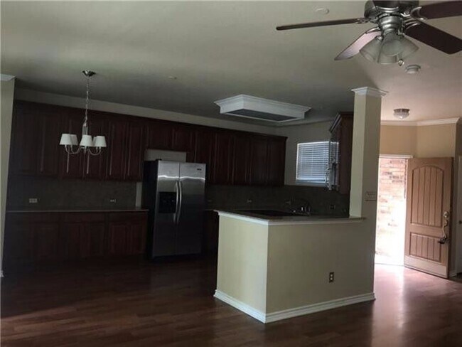 Building Photo - Great Townhome in Prime Locaton