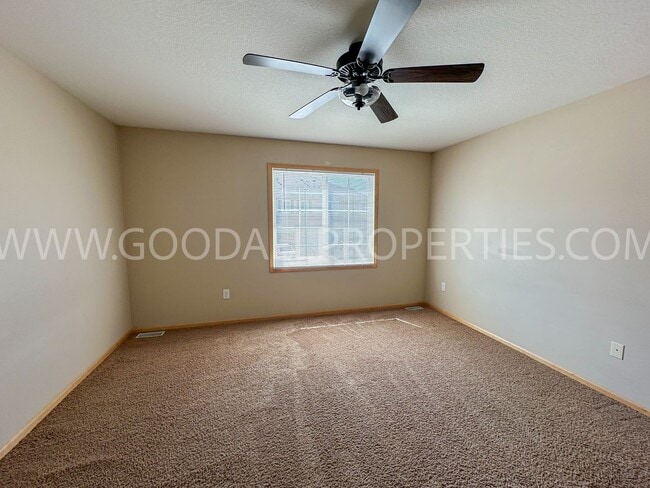 Building Photo - 3 Bedroom 2 1/2 Bath end unit townhome near Jordan Creek!