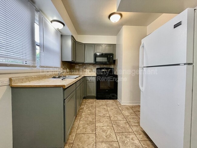 Building Photo - 4220 Curwood Ave SE