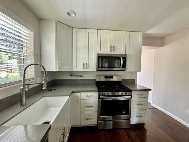 Building Photo - Beautiful 2100 sq ft Prescott home, 4 bed 2 bath with large upstairs loft on almost an acre of land!