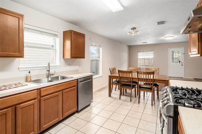 Building Photo - 18218 Thicket Grove Rd