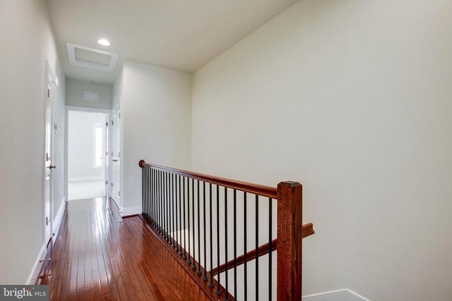 Building Photo - 723 Diamond Ave