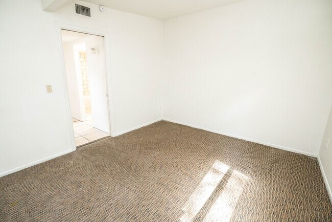 Building Photo - 8707 N Mandarine Pl
