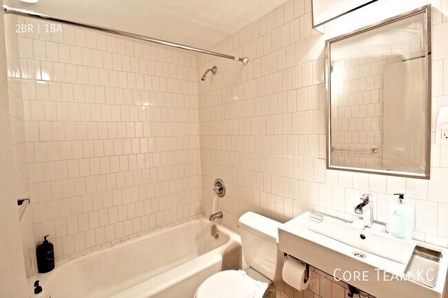 Building Photo - 1020 W 44th St