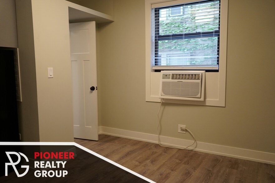 Building Photo - 515 W Belmont Ave