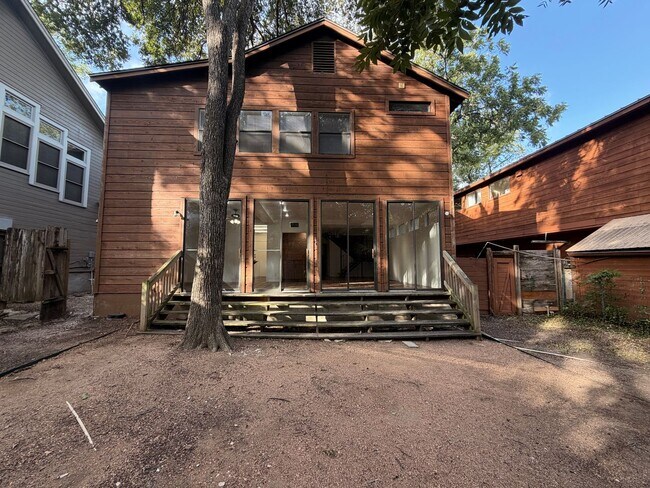Building Photo - 802 Leonard St