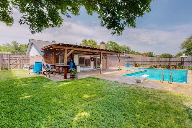 Building Photo - Available Mid-June | 3 Bedroom Arlington H...