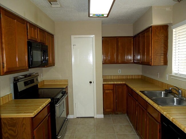 Building Photo - 6811 Renfro Dr