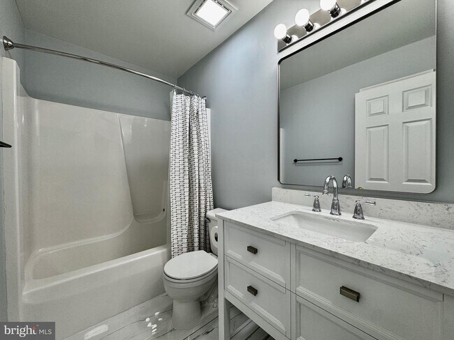 Building Photo - 2601 Emerson Dr