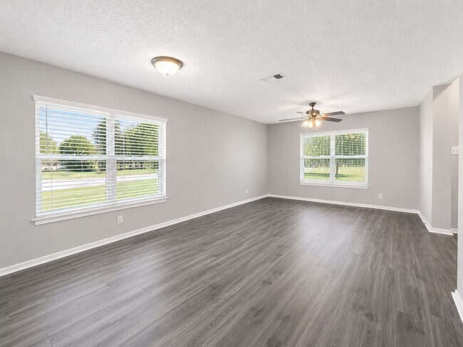 Building Photo - Completely updated Ventura beauty with over 2,000 square feet, TWO living areas, and a downstairs...