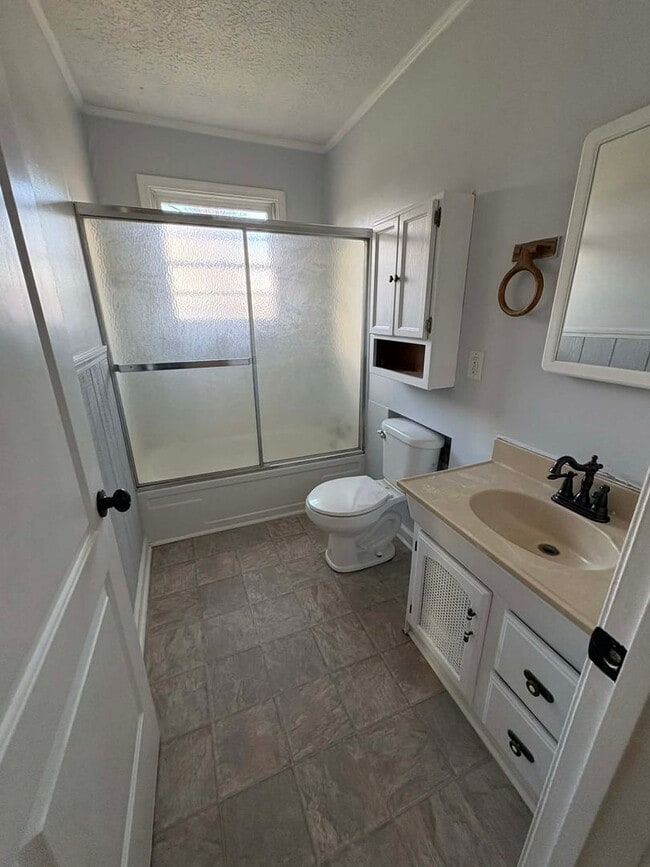 Building Photo - 3BR home with basement!