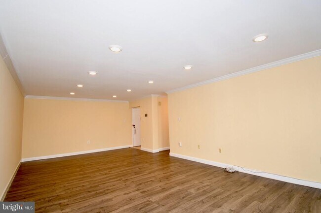 Building Photo - 10320 Westlake Dr