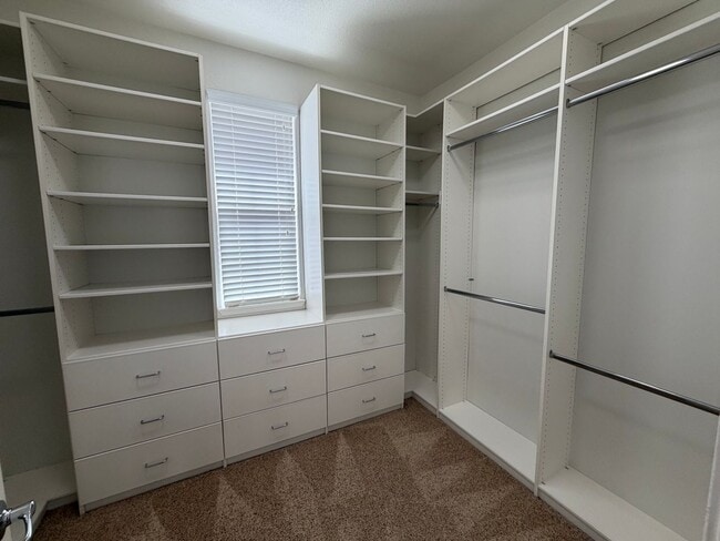 Building Photo - Luxurious 4 Bedroom 2.5 Bath Home.