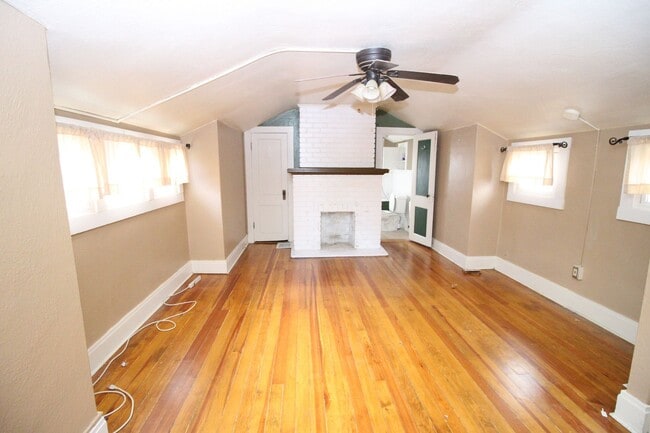 Building Photo - Adorable 3bdrm Downtown Bungalow