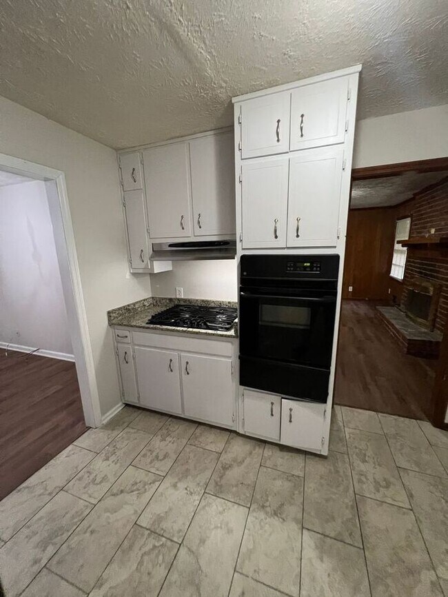 Building Photo - READY NOW!!!! 3 bed 2 bath!
